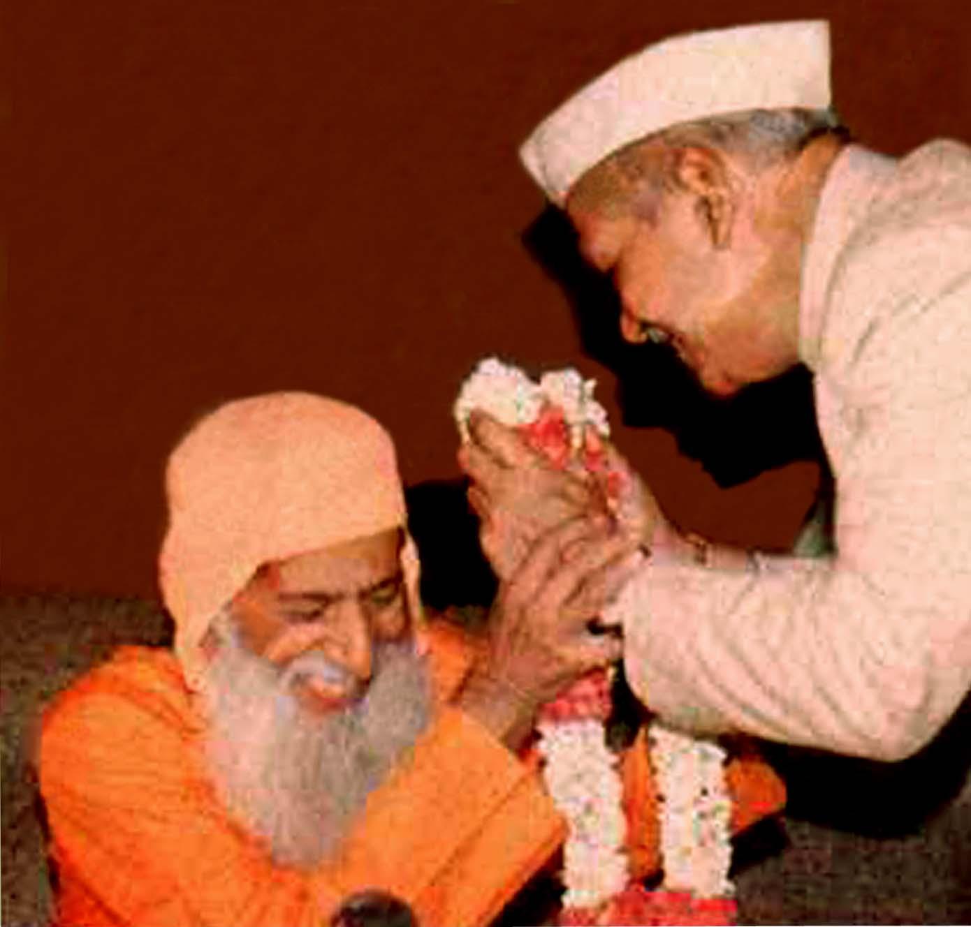 Vice President of India Dr. Shankar Dayal Sharma garlanding Shri Kumarswamiji