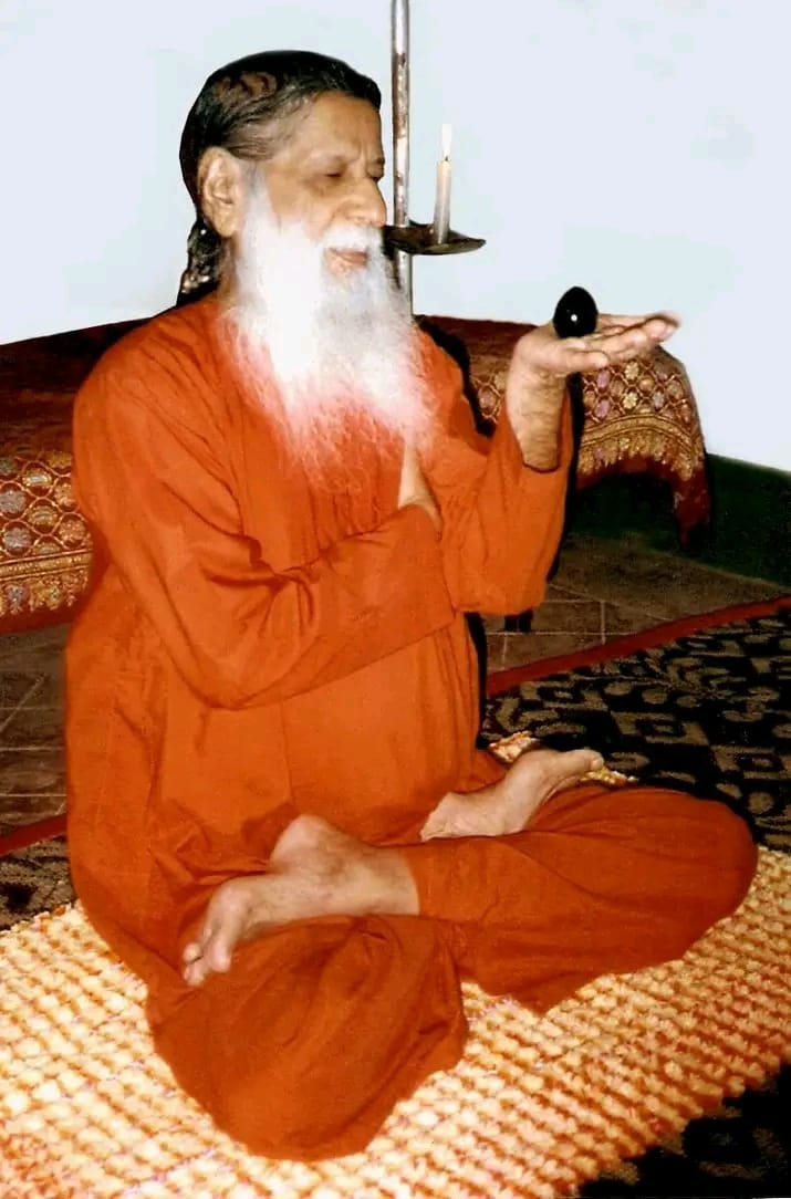Shri Kumarswamiji practicing Shivayoga with Ishtalinga on the left palm